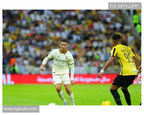 足球明星在镜子前的独特瞬间展现自我风采与内心世界的精彩对话 足球明星在镜子前的独特瞬间展现自我风采与内心世界的精彩对话