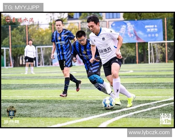 足球巨星重返赛场展现风采引发球迷热烈追捧与赞美