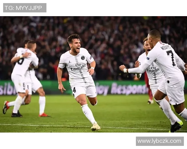 足球明星赛场看台甜蜜拥抱女友展现爱情温馨瞬间 足球明星赛场看台甜蜜拥抱女友展现爱情温馨瞬间