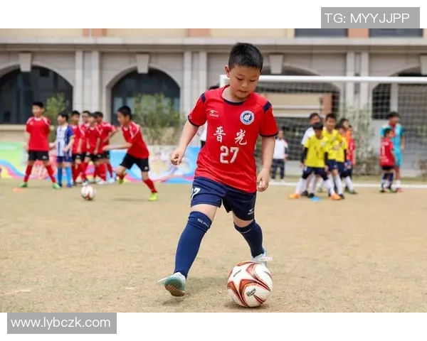 男孩与足球明星亲密合照展现梦想与偶像的美好瞬间 男孩与足球明星亲密合照展现梦想与偶像的美好瞬间